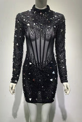Schwarzes Partykleid mit Perlen und langen Ärmeln